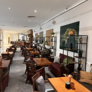 Hotel dekoráció zöld cserepes növényekkel