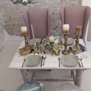 beltéri dekoráció, gyertyákkal és étkészlettel