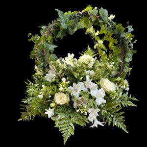 Kosaras virágdísz selyem fenyőből, fehér virágokkal