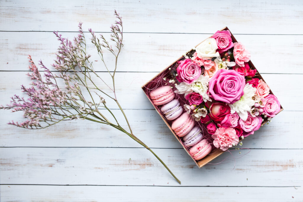 Babaváró doboz színes virágokkal