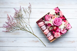 Babaváró doboz színes virágokkal