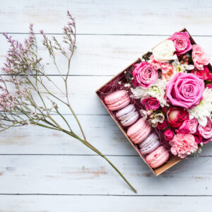 Babaváró doboz színes virágokkal