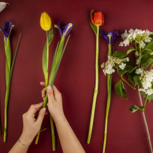 Virágcsokor készítése színes virágokból